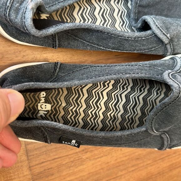 Girls sanuk slip on shoes Sz 5youth in distressed black - Picture 6 of 7